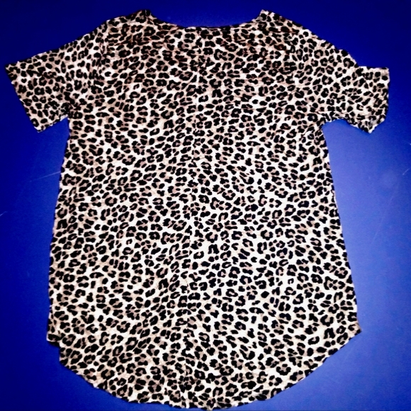 Large Leopard Designed Short Sleeve V-Neck Top - Picture 3 of 3